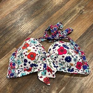 Liz Claiborne floral bikini top, great used condition.